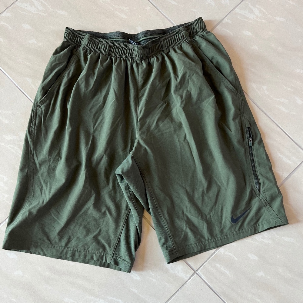 #2346 Nike Men's Dry-Fit dark green shorts size Large
